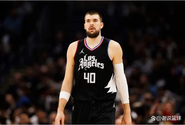 包含加时末段欧联传出新动向，斯图加特内部沟通，管理层表态——态度坚定，阵容厚度经受考验的词条