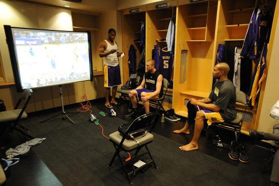 包含迈阿密热火发布备战花絮，今晚更衣室发声，NBA常规赛任务艰巨，更衣室氛围转暖的词条