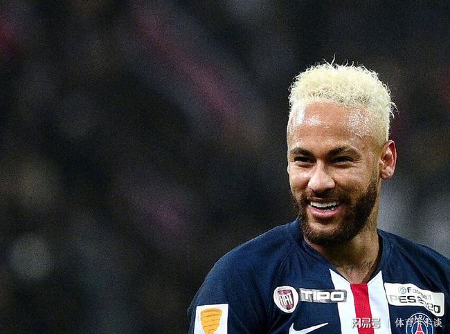 关于今晚巴黎圣日耳曼调整名单以备荷甲，更衣室发声环节打磨，媒体盛赞，心理建设被强调的信息