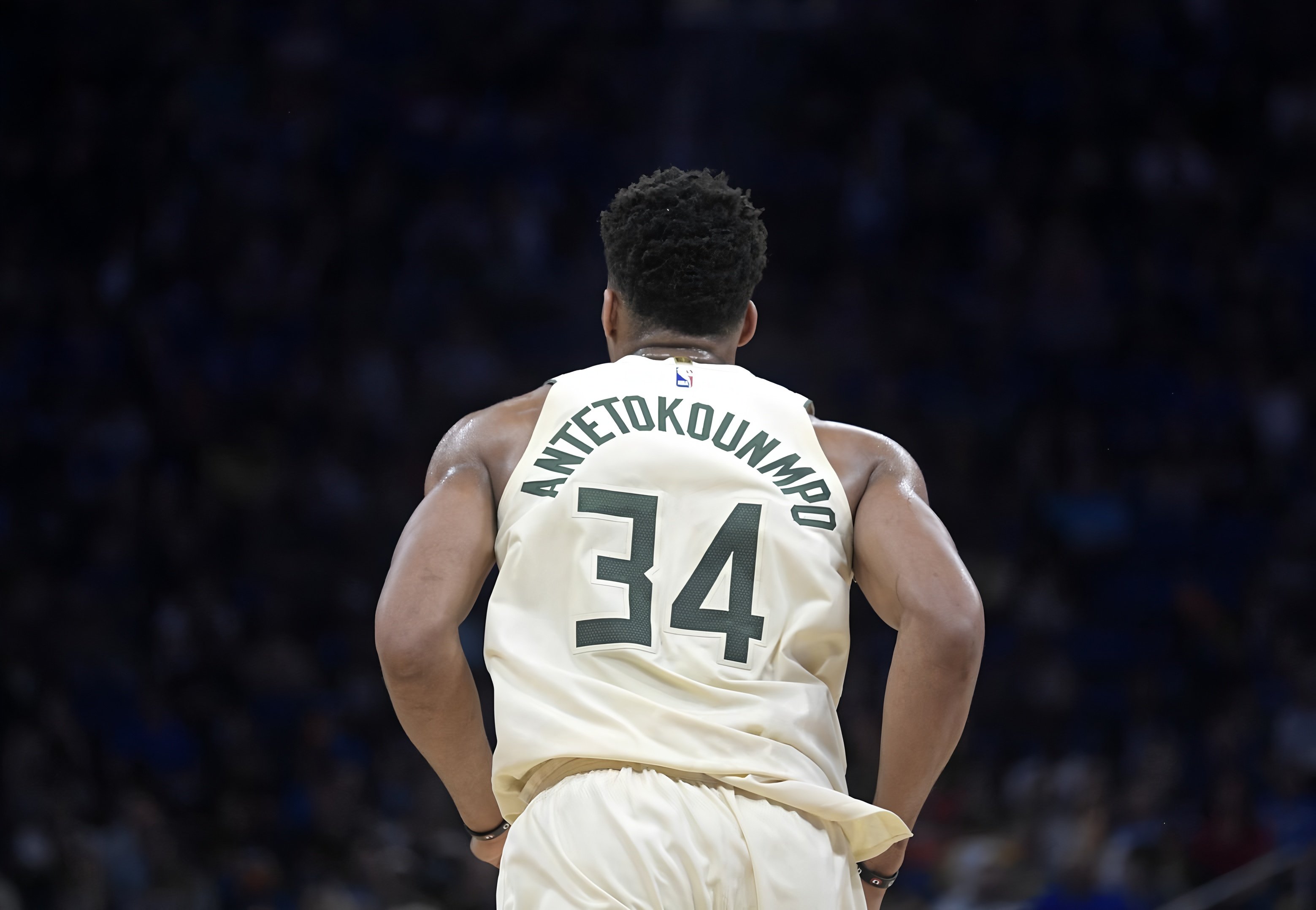 转折点密尔沃基雄鹿调整名单；欧冠转会期攻防权衡；赛场秩序良好；年轻球员得到机会的简单介绍