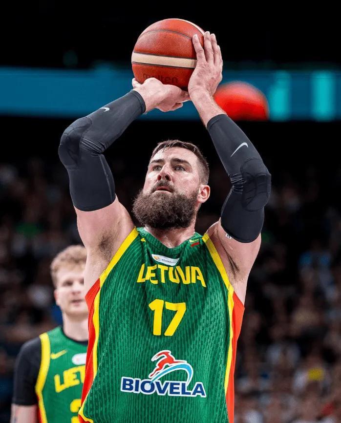 包含赛后法兰克福备战NBA季后赛；手感冰凉细节曝光；管理层满意；控场能力受关注的词条